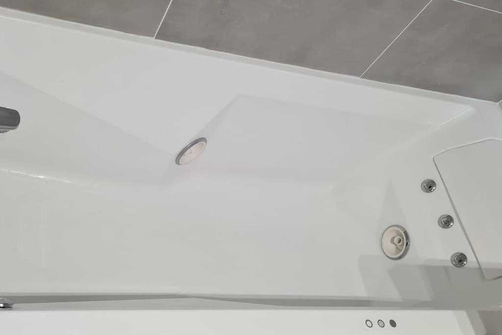 Charmant Logement Avec Jacuzzi Mantes-la-Jolie Extérieur photo